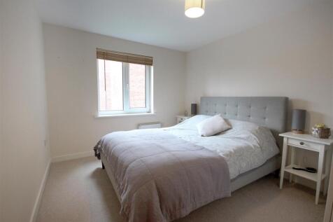 Principal Bedroom with En-Suite Shower Room