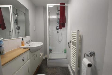 EN-SUITE SHOWER ROOM