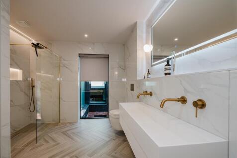 En-Suite Bathroom