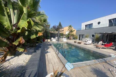 Swimming pool and