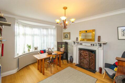 SITTING/DINING ROOM