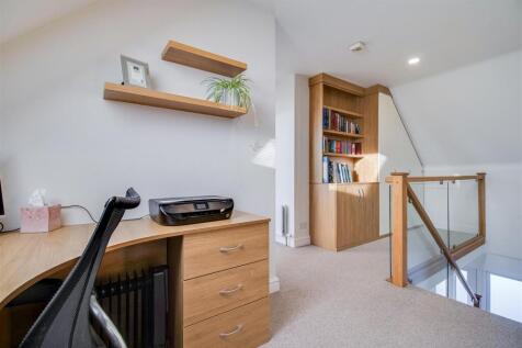 FIRST FLOOR LANDING