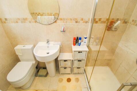 EN SUITE SHOWER ROOM