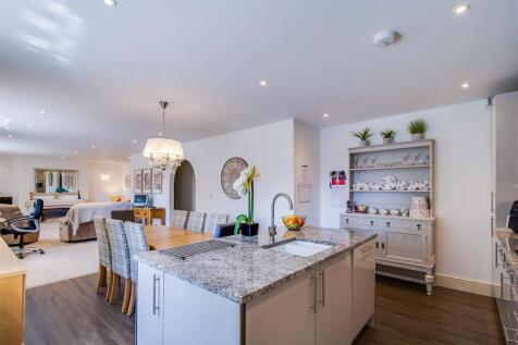 KITCHEN/DINING AREA