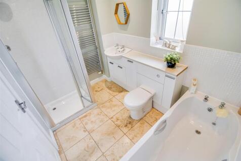 FAMILY BATHROOM/W.C.