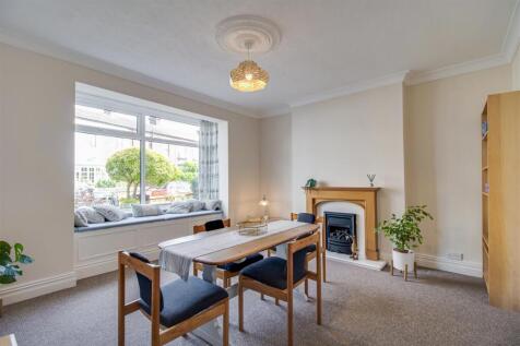 SITTING/DINING ROOM