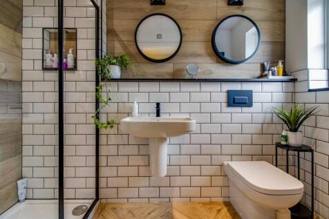 EN SUITE SHOWER ROOM/W.C.