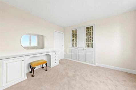 MASTER BEDROOM (1...