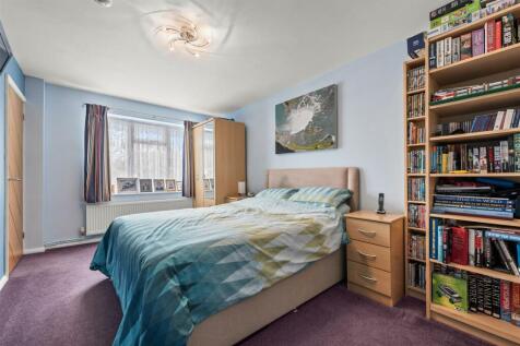 2 St James Close-18.jpg
