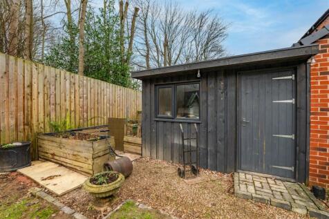 2 Edale Drive-9.jpg
