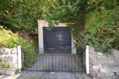 Garage / Parking