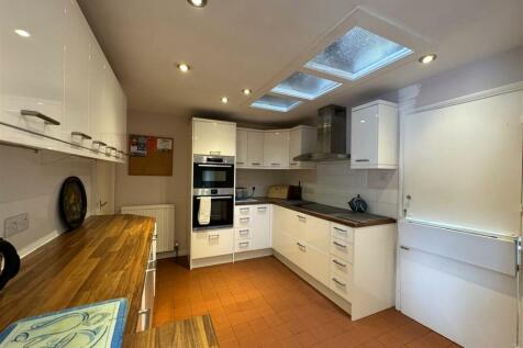 KITCHEN 1.JPG