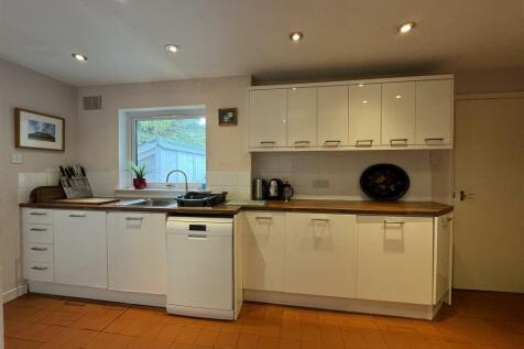 KITCHEN 2.JPG