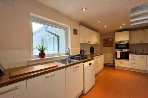 KITCHEN 3.JPG