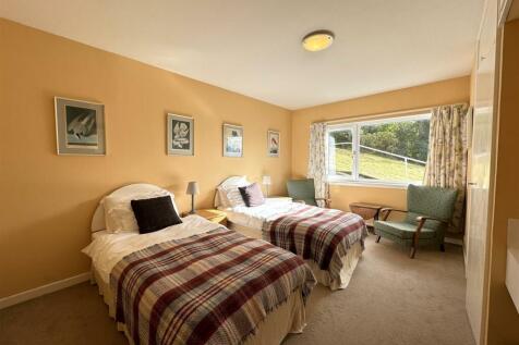 FLAT BEDROOM 1.JPG