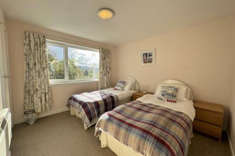 FLAT BEDROOM 2.JPG