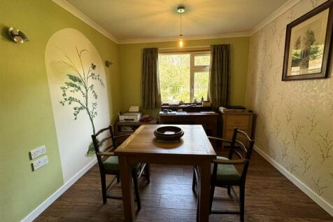 DINING ROOM.JPG