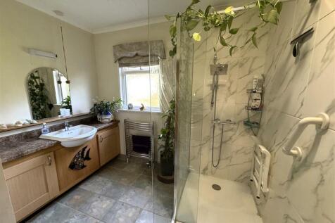 BATHROOM 1.JPG