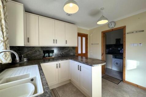 KITCHEN 3.JPG