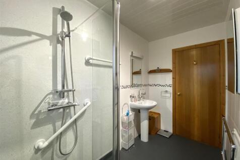 SHOWER ROOM 2.JPG