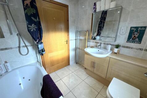 BATHROOM .JPG