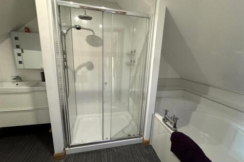 ENSUITE BATHROOM .JPG