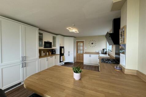 KITCHEN 2.JPG