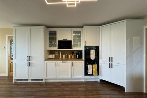 KITCHEN 3.JPG