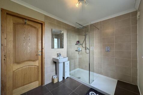 SHOWER ROOM 2.JPG