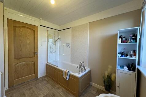 FAM BATHROOM 3.JPG