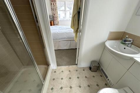 JACK N JILL ENSUITE.JPG