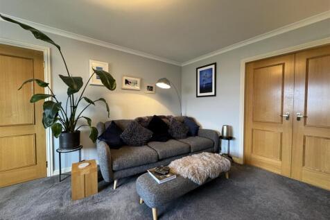 LOUNGE 2.JPG