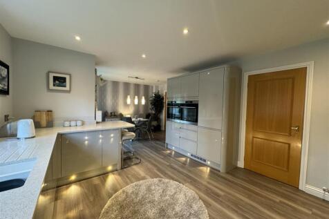 KITCHEN 2.JPG