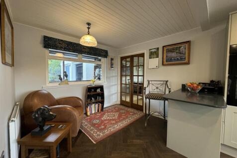 KITCHEN SEATING AREA.JPG