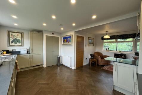 KITCHEN 3.JPG