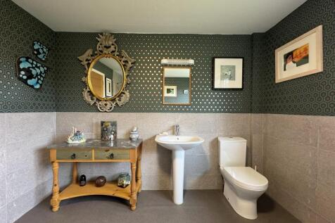 BATHROOM 3.JPG