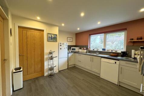KITCHEN 2.JPG