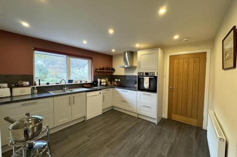 KITCHEN 3.JPG
