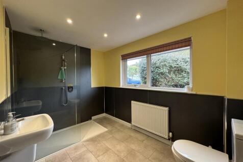 SHOWER ROOM.JPG