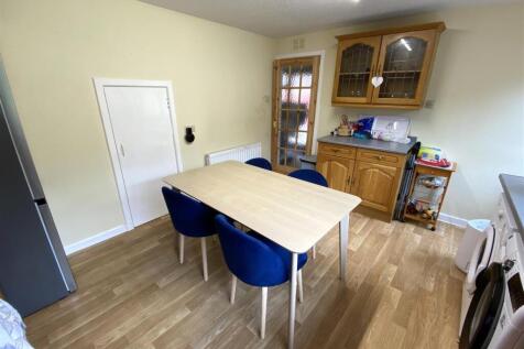 KITCHEN 2.JPG
