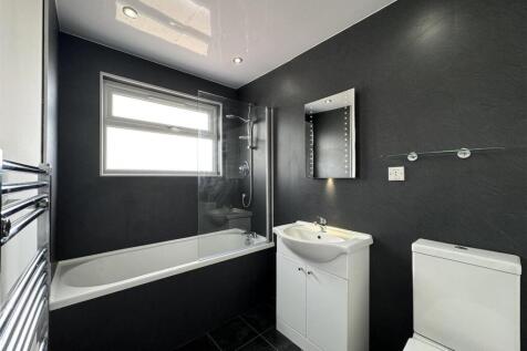SHOWER ROOM.JPG