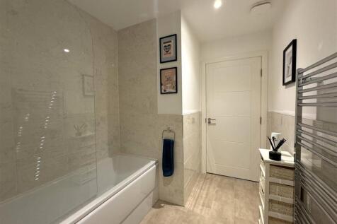 BATHROOM 2.JPG
