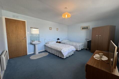 BEDROOM 1.JPG