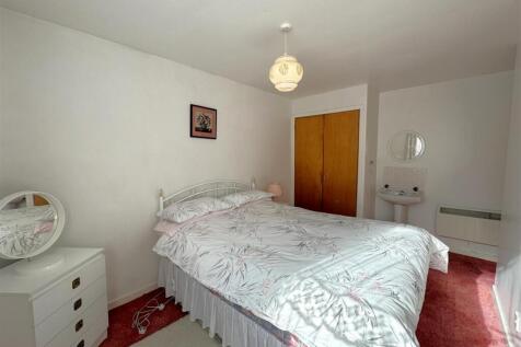 BEDROOM 2.2.JPG