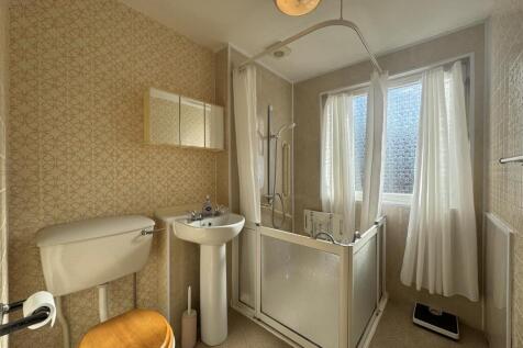 SHOWER ROOM.JPG