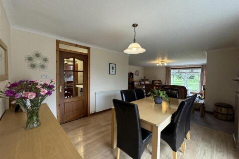 DINING AREA 2.JPG