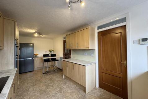 KITCHEN 2.JPG