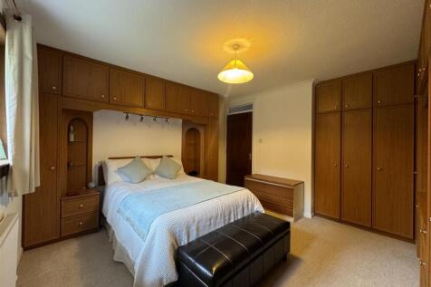 bedroom 1 (2).JPG