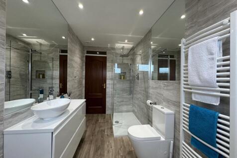 BATHROOM 2.JPG