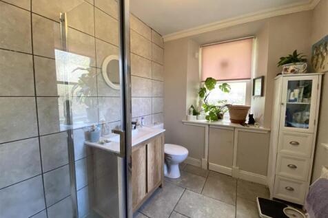 SHOWER ROOM .JPG